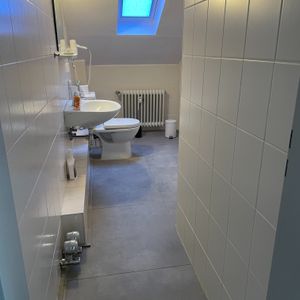 Badezimmer mit ebenerdiger Dusche___serialized1